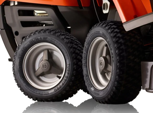 Husqvarna R 112C mit Mähdeck Combi 85 – Winterpaket mit Schneeschild, Gummileiste und Schneeketten – Modell 2025 - Image 5