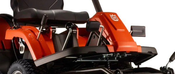 Husqvarna R 112C mit Mähdeck Combi 85 – Winterpaket mit Schneeschild, Gummileiste und Schneeketten – Modell 2025 - Image 7