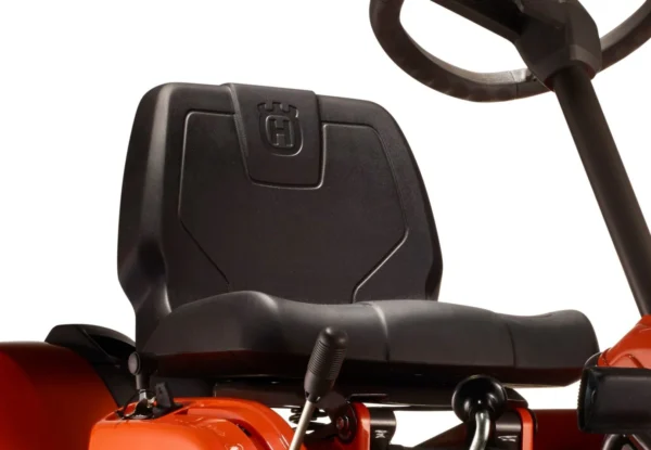 Husqvarna R 112C mit Mähdeck Combi 85 – Winterpaket mit Schneeschild, Gummileiste und Schneeketten – Modell 2025 - Image 2